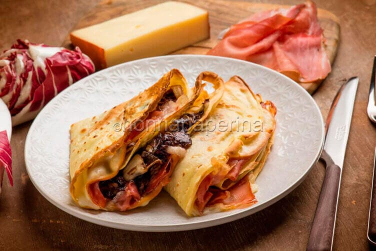 Crespelle con crudo e radicchio: piacciono a tutti Crespelle con crudo e radicchio