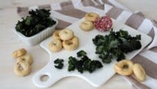 Chips di cavolo riccio: lo stuzzichino che non ti aspetti Chips di cavolo riccio: lo stuzzichino che non ti aspetti