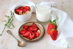 Chips di fragole essiccate per milleusi in cucina Chips di fragole essiccate per milleusi in cucina