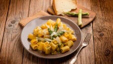 Pasta alla carbonara con asparagi e pecorino