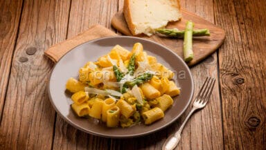 Pasta alla carbonara con asparagi e pecorino