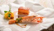 Pancia di maiale in agrodolce con scampi ai pistacchi