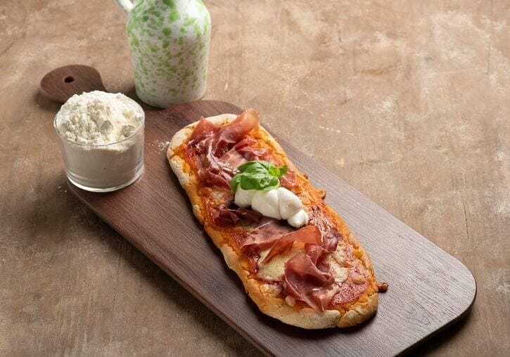 pizza con prosciutto di maialino nero pizza con prosciutto di maialino nero