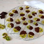 Chips di kiwi essiccate al cioccolato fondente