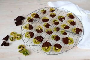 Chips di kiwi essiccate al cioccolato fondente