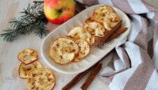 Rondelle di mela essiccata speziate alla cannella Rondelle di mela essiccata speziate alla cannella