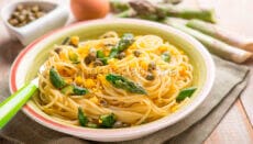 Spaghetti con asparagi uova e capperi:
