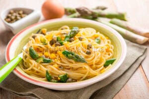 Spaghetti con asparagi uova e capperi: