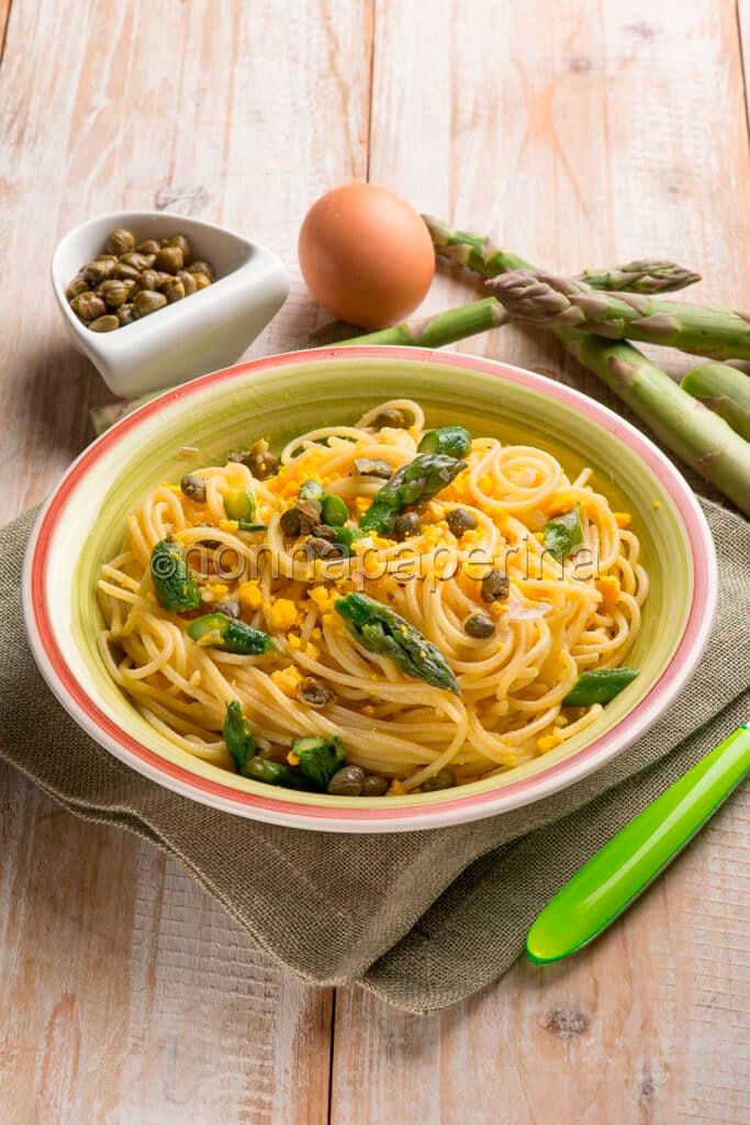 Spaghetti con asparagi, uova e capperi: Spaghetti con asparagi, uova e capperi: