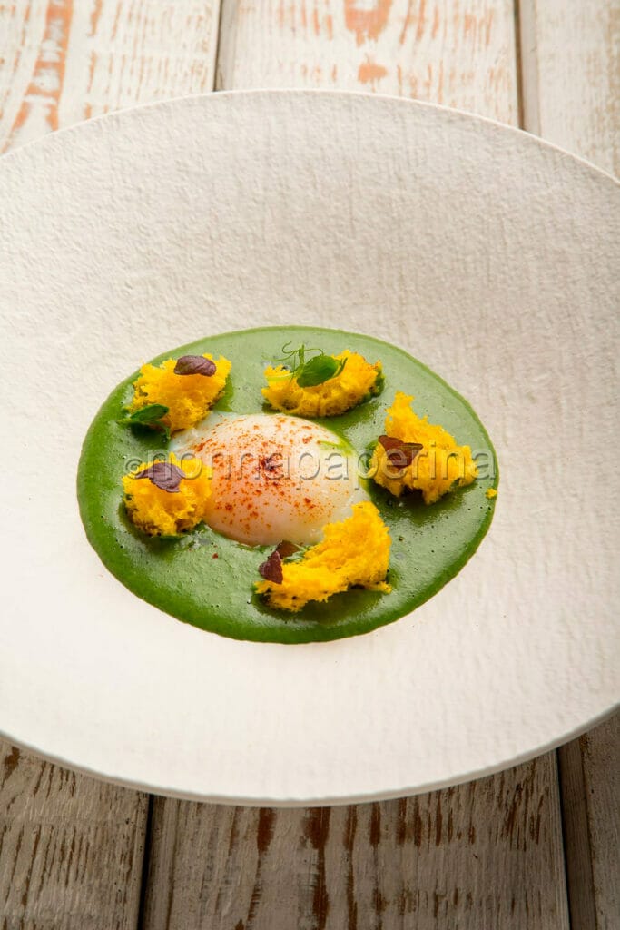 Uovo con spuma di spinaci