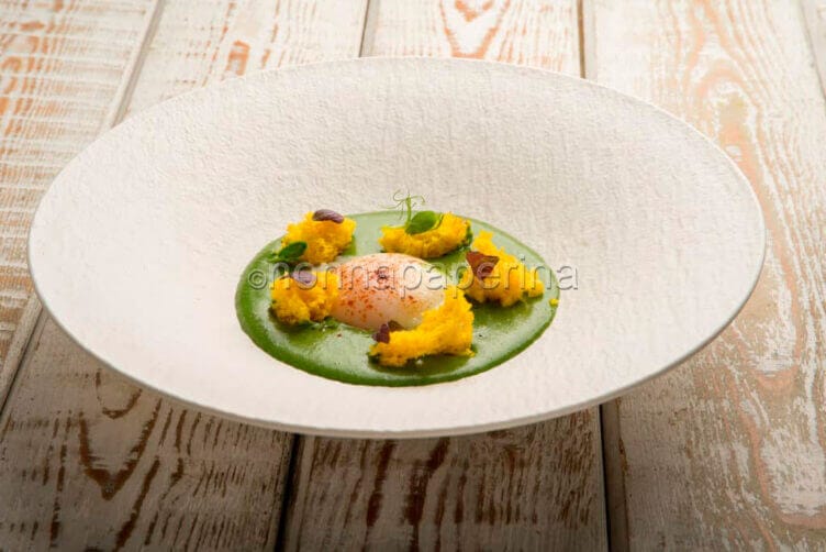 Uovo con spuma di spinaci, l’arte a tavola Uovo con spuma di spinaci