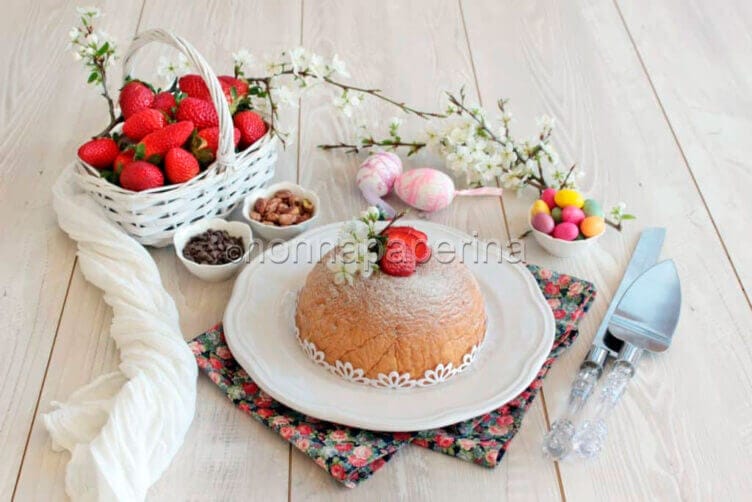 Per Pasqua gustiamoci lo zuccotto al pistacchio Zuccotto al pistacchio e fragole