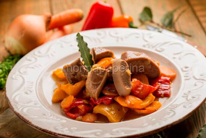Lingua di vitello arrosto con verdure: antichi sapori Lingua di vitello arrosto con verdure: antichi sapori