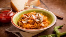 Fettuccine con fave, pomodoro e pecorino Fettuccine con fave, pomodoro e pecorino