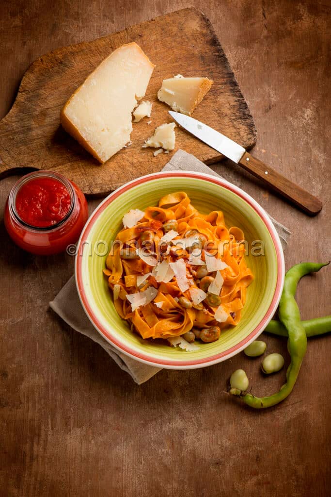 Fettuccine con fave pomodoro e scaglie di pecorino