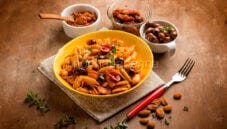 Deliziosi gnocchetti al pesto rosso con carote ed olive Deliziosi gnocchetti al pesto rosso con carote ed olive