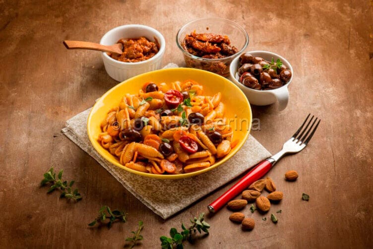 gnocchetti al pesto rosso con carote ed olive
