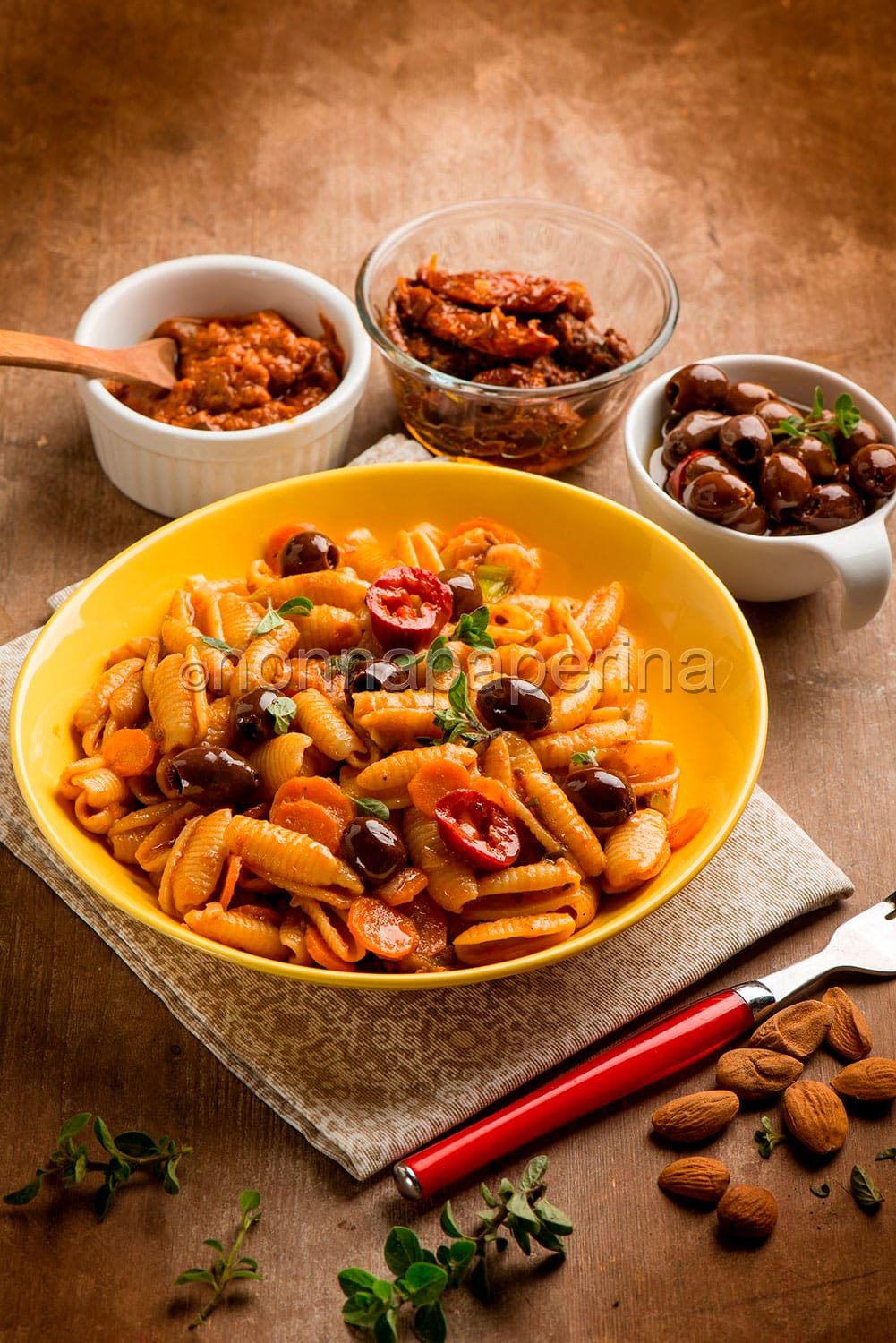gnocchetti al pesto rosso con carote ed olive gnocchetti al pesto rosso con carote ed olive