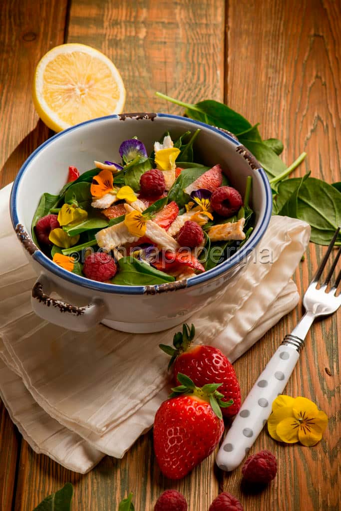 Insalata di pollo, spinacini, fragole