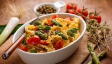 Mafalde con punte di asparagi e pomodori, un primo salutare