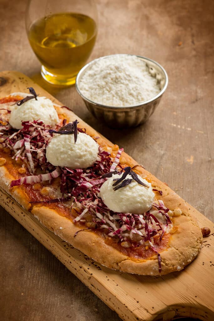 Pizza con radicchio e stracchino