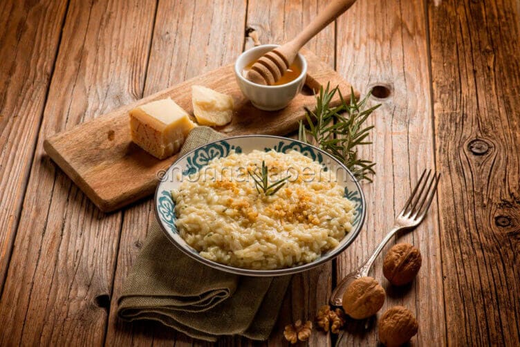 Risotto al miele, rosmarino e noci: sapori delicati Risotto al miele