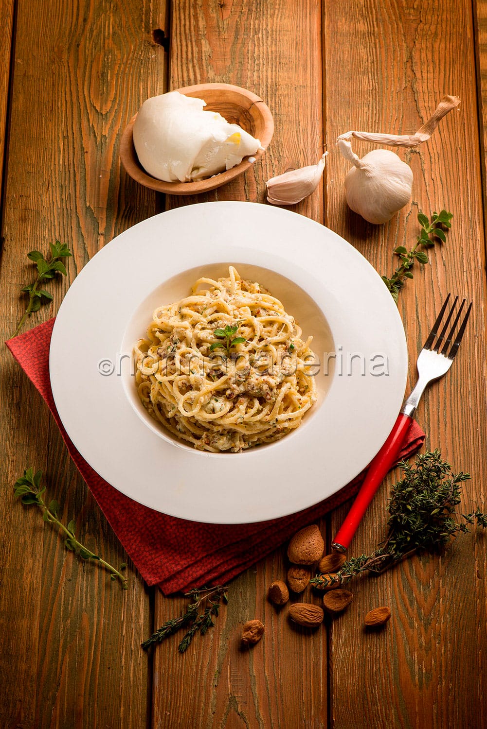 Spaghetti burrata e mandorle Spaghetti burrata e mandorle