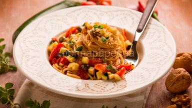 Spaghetti con zucchine datterini e noci