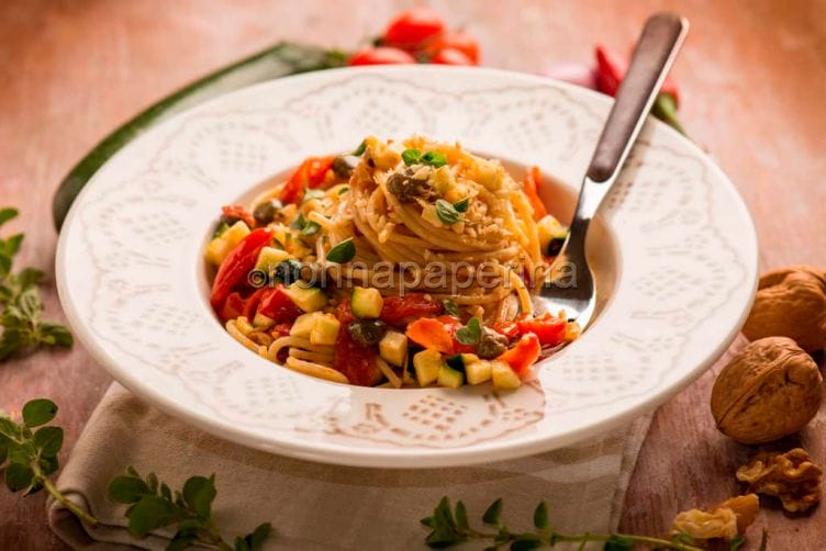 Spaghetti con zucchine datterini e noci