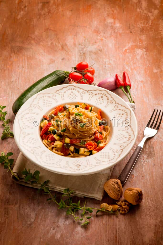 Spaghetti con zucchine, datterini e noci