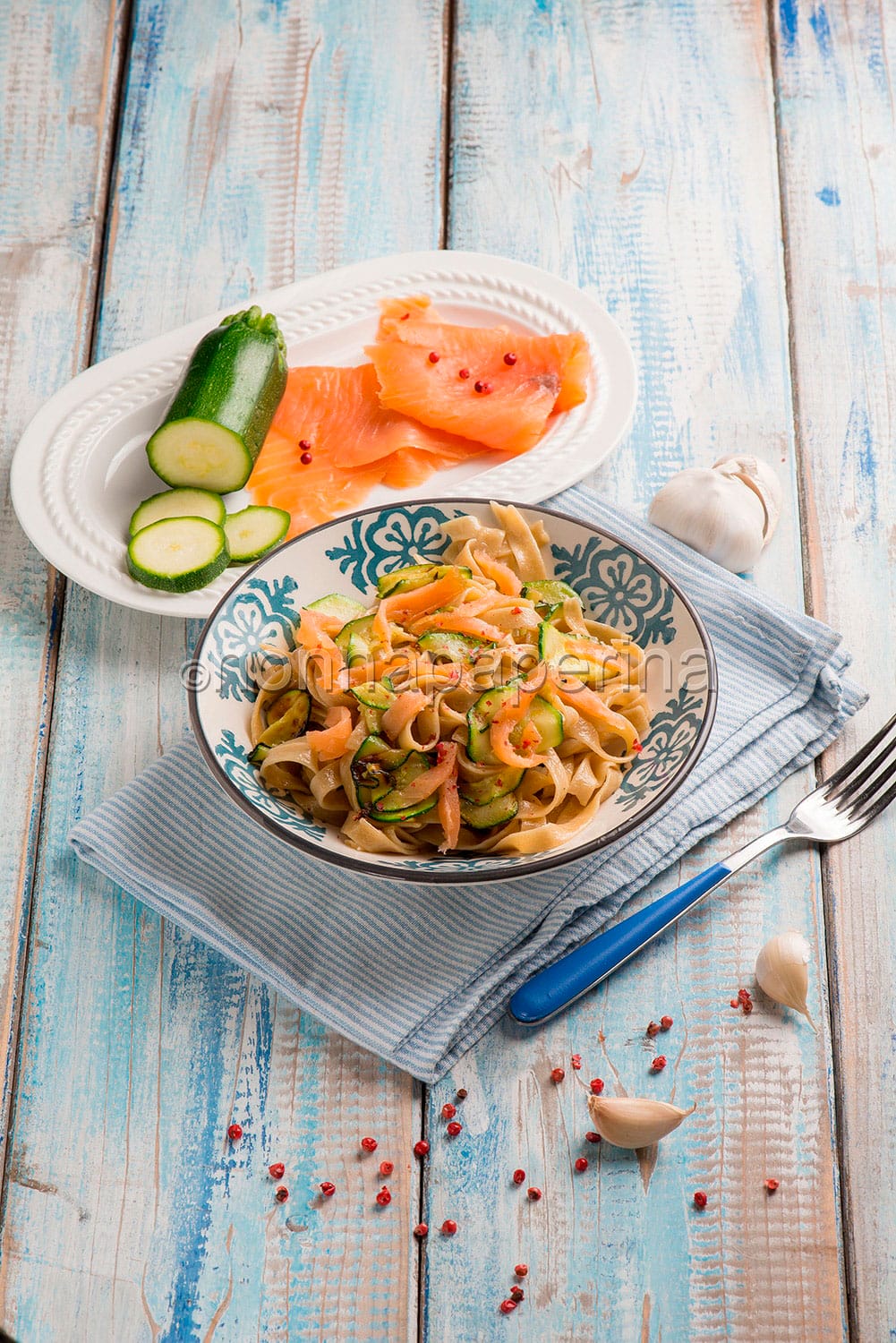 tagliatelle di teff con zucchine e salmone