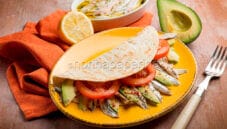 Le sfiziose tortillas con alici marinate e avocado