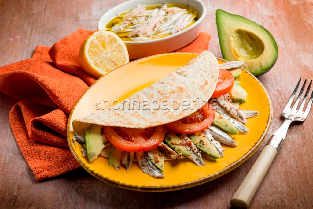 tortillas con alici marinate e avocado
