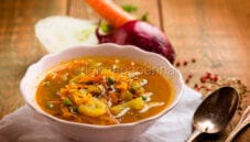 Zuppa di carote con finocchi e piselli alla curcuma