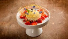 Dessert cremoso alla mastiha con fragole e menta