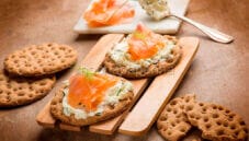Knäckebröd Råg con salmone e crema al formaggio