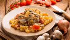 Fusilli con panna, pomodorini e champignon: che delizia