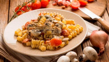 Fusilli con panna pomodorini e champignon