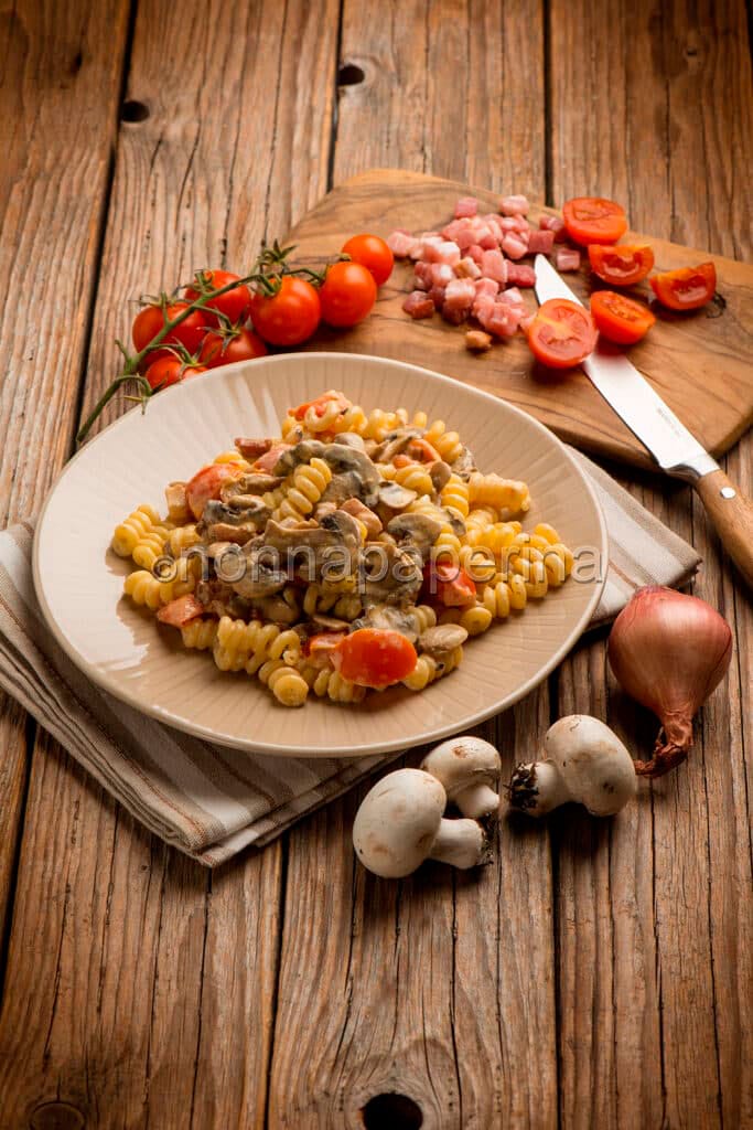 Fusilli con panna, pomodorini e champignon