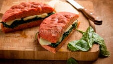 Focaccia alla barbabietola con spinaci e scamorza Focaccia alla barbabietola con spinaci e scamorza