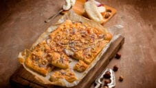 Focaccia con cipolle e formaggio, una golosità