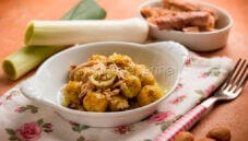 Gnocchetti alla curcuma con sgombro e porri : sfiziosi