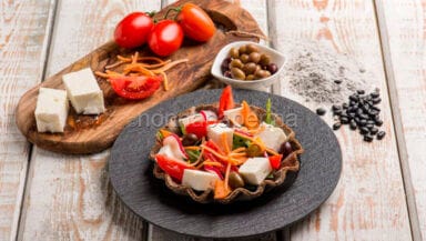 Insalata di feta e verdure in cialda di fagioli