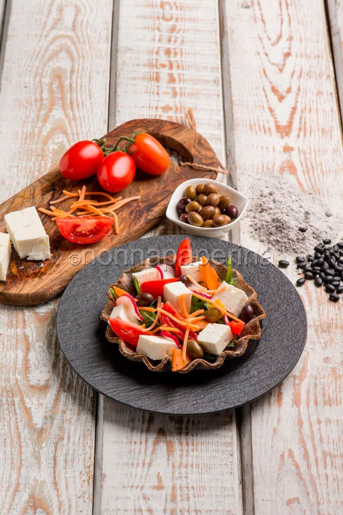 Insalata di feta e verdure in cialda di fagioli