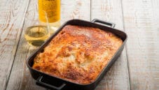 Gusto ricco ed abbondanza con la moussakà greca Gusto ricco ed abbondanza con la moussakà greca