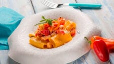 Paccheri di mais e riso con salmone e peperoni