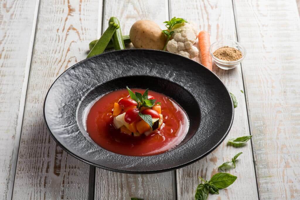 Ratatouille di verdure su estratto di pomodorini allo zenzero