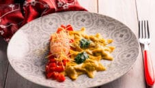 Raviolo con patate, mentuccia e tartare di gamberi!