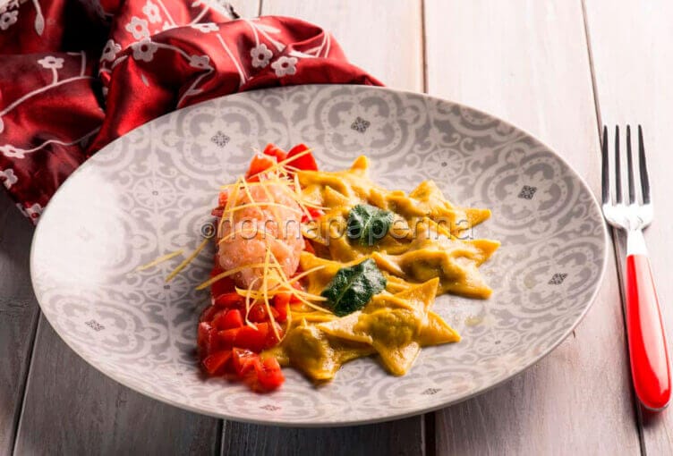 Raviolo con patate, mentuccia e tartare di gamberi! raviolo con patate