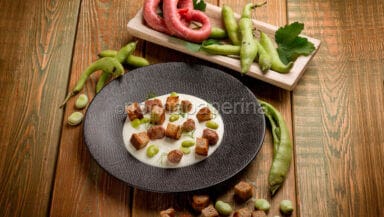 Zuppetta di formaggio con salsiccia fave e crostini